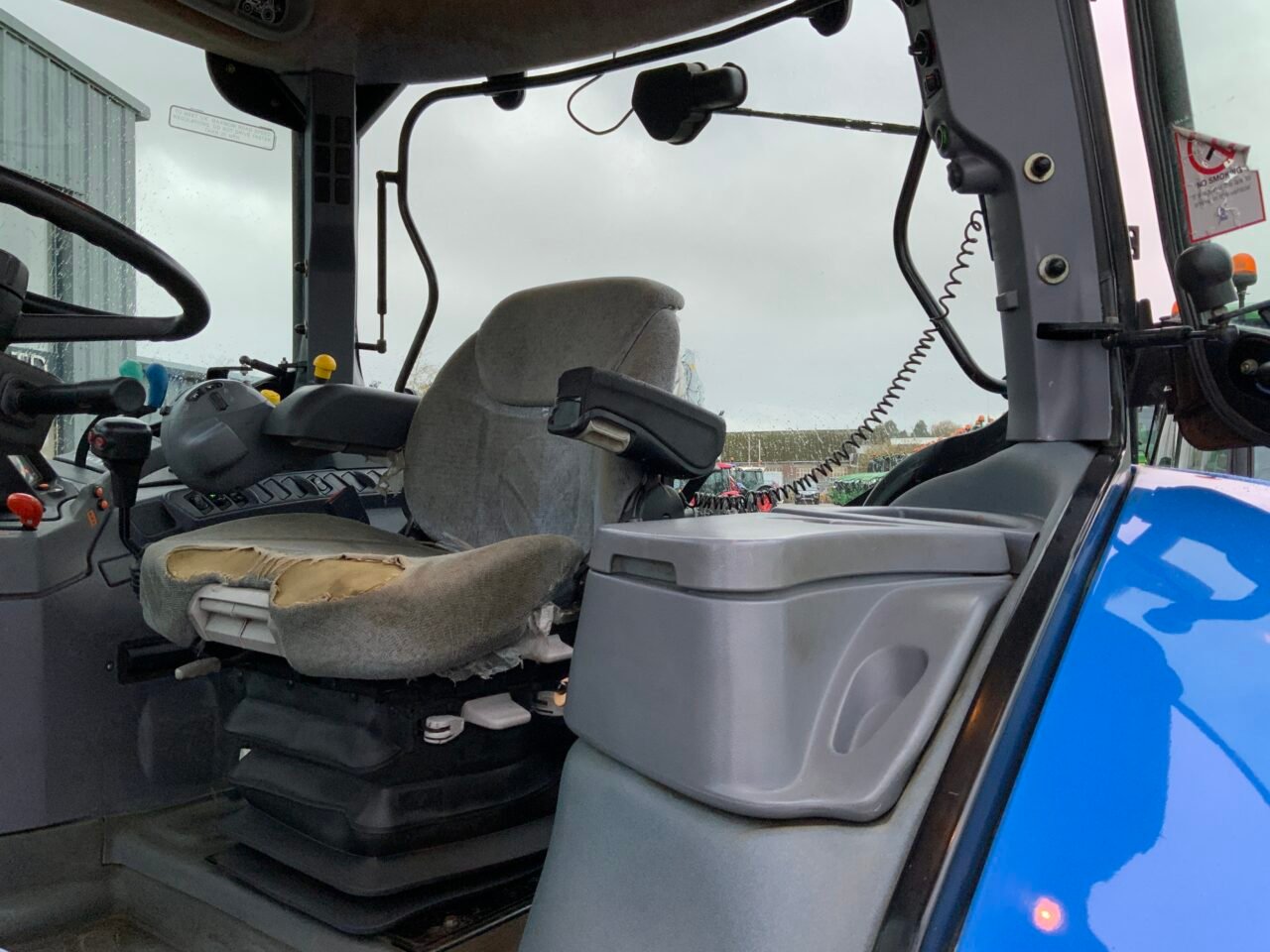 New Holland TS100A Tractor (ST25192) - Image 4