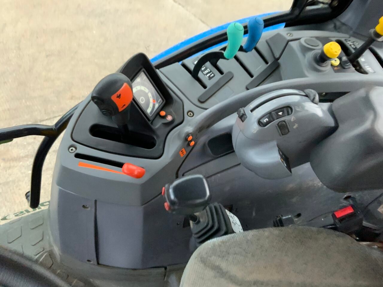 New Holland TS100A Tractor (ST25192) - Image 3